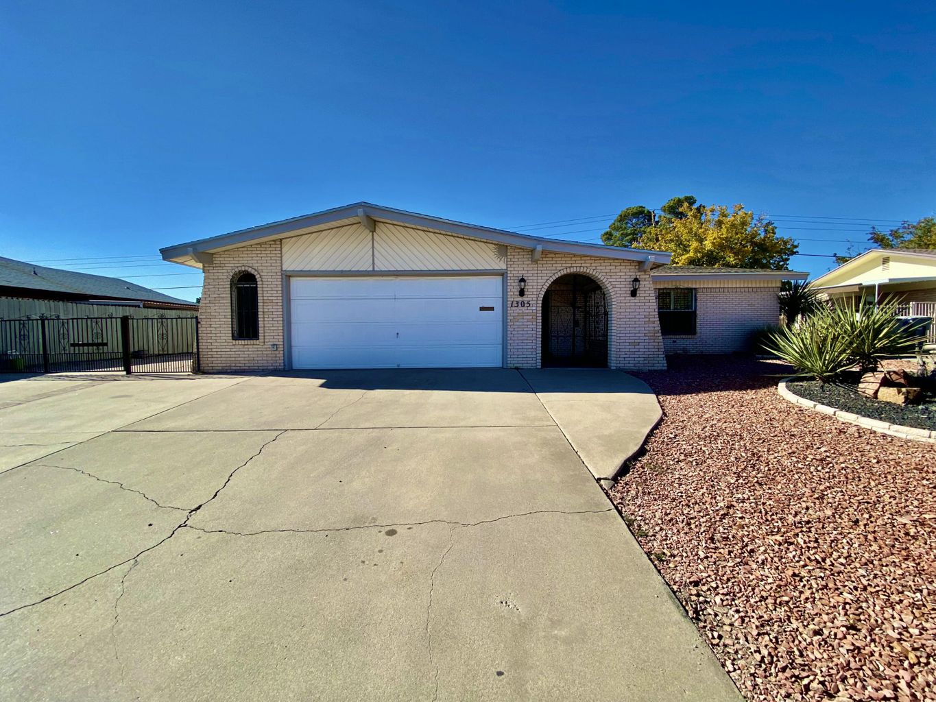 1305 Vista De Oro Drive